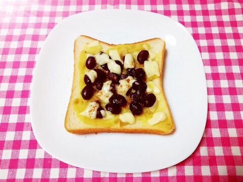 シナモン風味♪きんとんと黒豆のチーズトースト